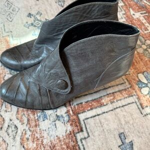 EVCRYBODY Stylish Gray Leather Ankle Boots by S.Z moda